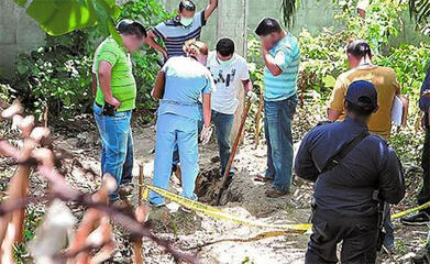 Exhumacion del cuerpo de una niña en casa-loca